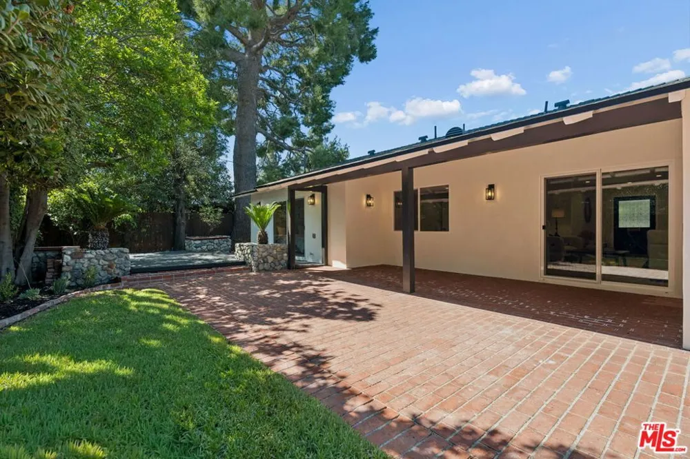 1920 Altadena Drive Pasadena, CA 91107