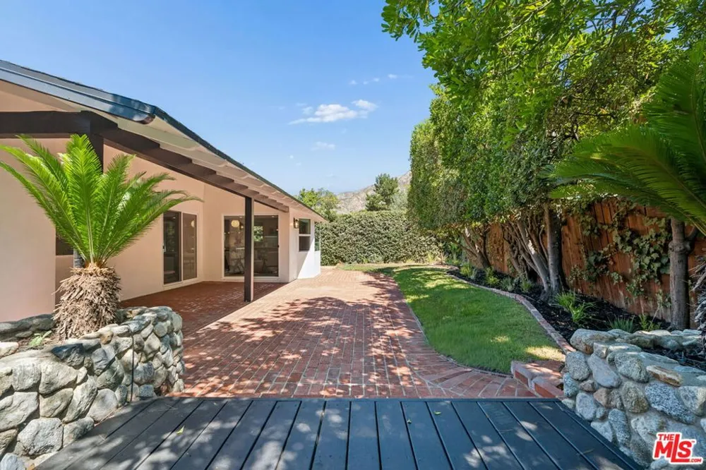 1920 Altadena Drive Pasadena, CA 91107