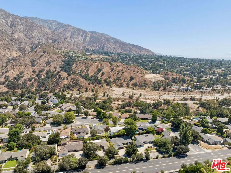 1920 Altadena Drive Pasadena, CA 91107