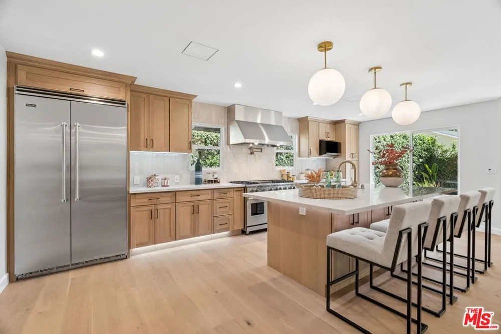 1920 Altadena Drive Pasadena, CA 91107