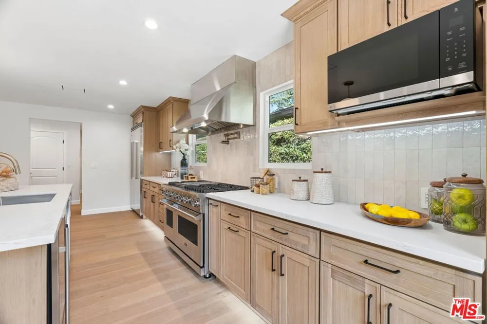 1920 Altadena Drive Pasadena, CA 91107