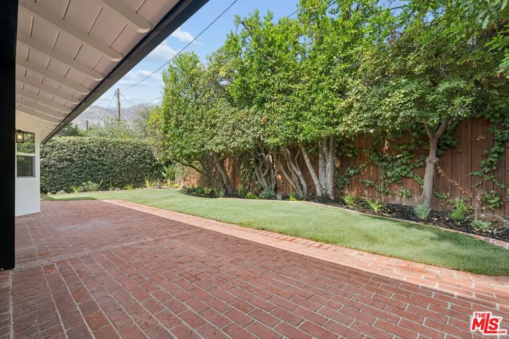 1920 Altadena Drive Pasadena, CA 91107