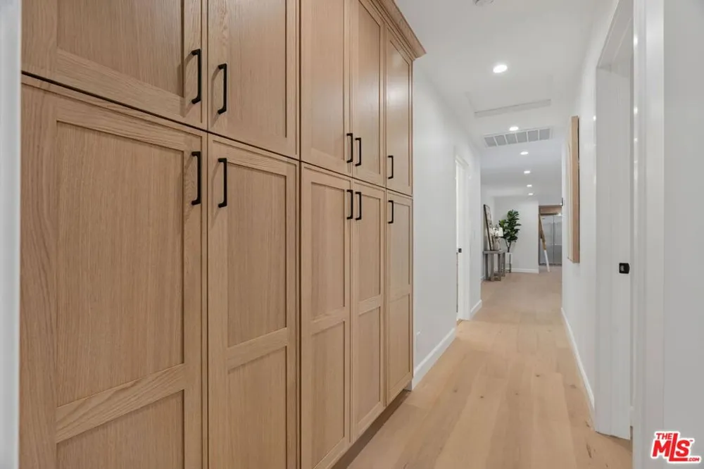 1920 Altadena Drive Pasadena, CA 91107