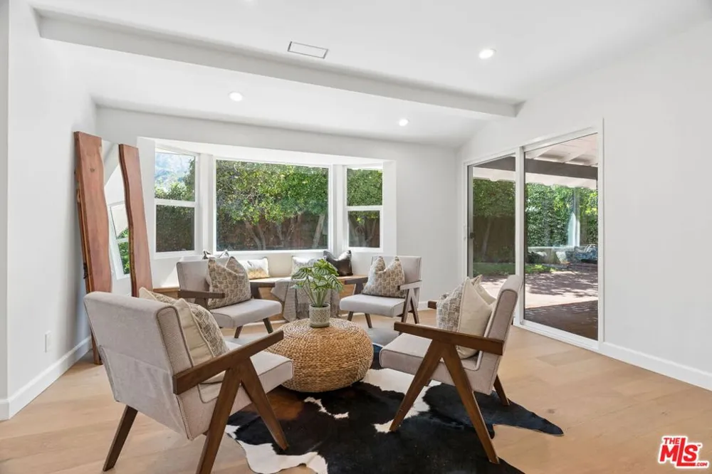 1920 Altadena Drive Pasadena, CA 91107