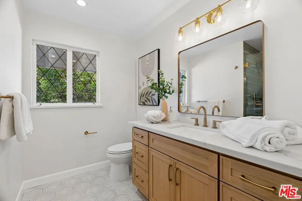1920 Altadena Drive Pasadena, CA 91107