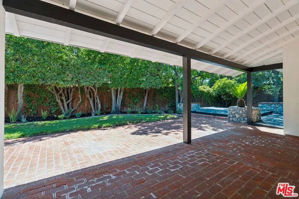 1920 Altadena Drive Pasadena, CA 91107
