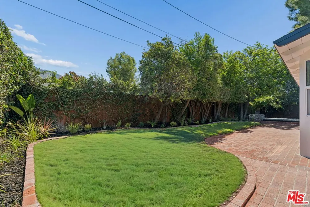 1920 Altadena Drive Pasadena, CA 91107