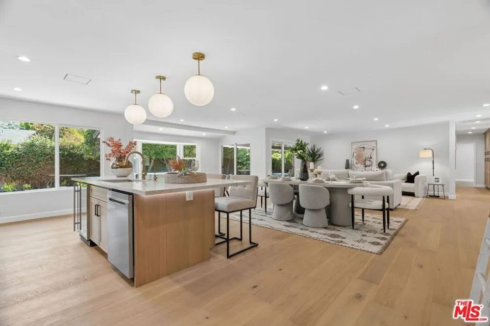 1920 Altadena Drive Pasadena, CA 91107