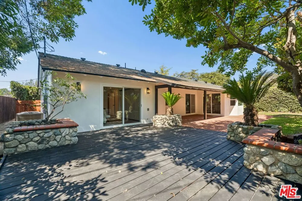 1920 Altadena Drive Pasadena, CA 91107