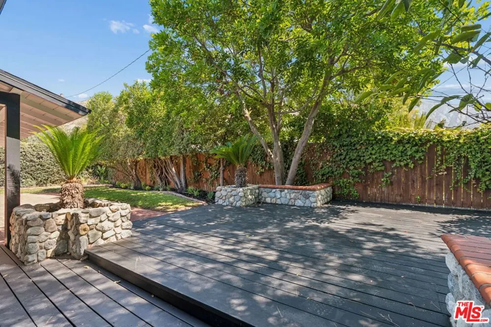 1920 Altadena Drive Pasadena, CA 91107