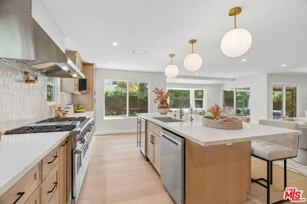 1920 Altadena Drive Pasadena, CA 91107