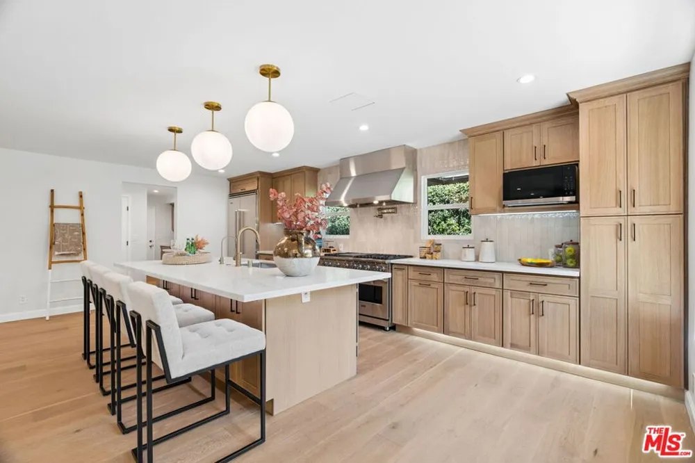 1920 Altadena Drive Pasadena, CA 91107