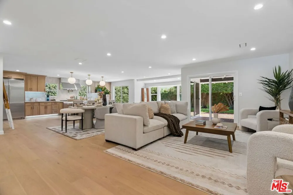 1920 Altadena Drive Pasadena, CA 91107