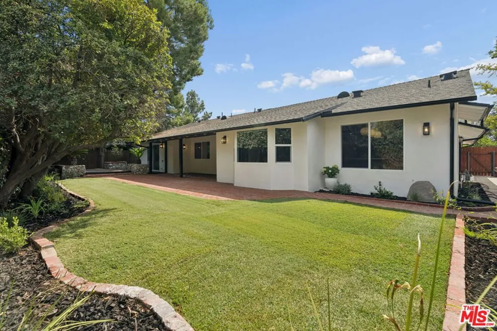 1920 Altadena Drive Pasadena, CA 91107