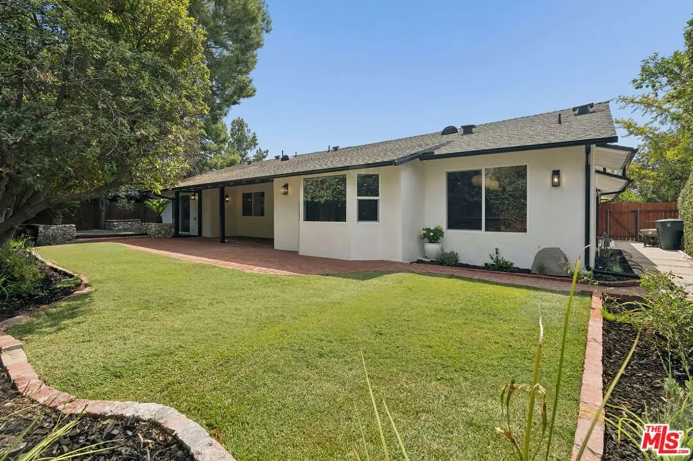 1920 Altadena Drive Pasadena, CA 91107