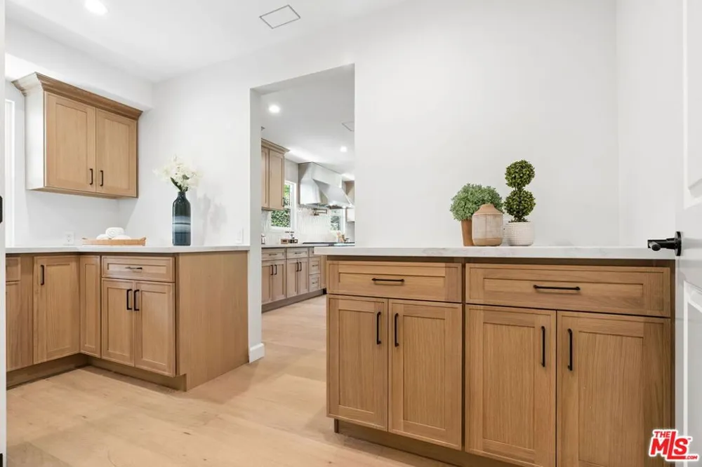 1920 Altadena Drive Pasadena, CA 91107