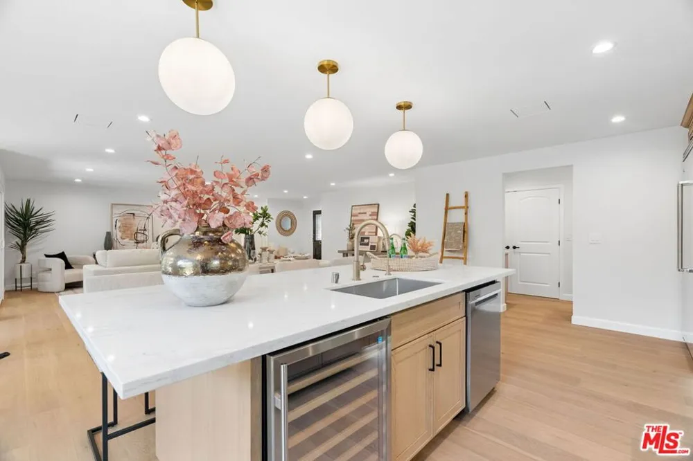 1920 Altadena Drive Pasadena, CA 91107