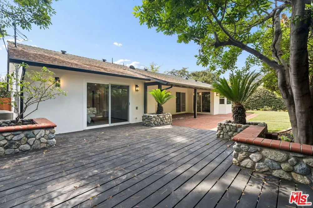 1920 Altadena Drive Pasadena, CA 91107