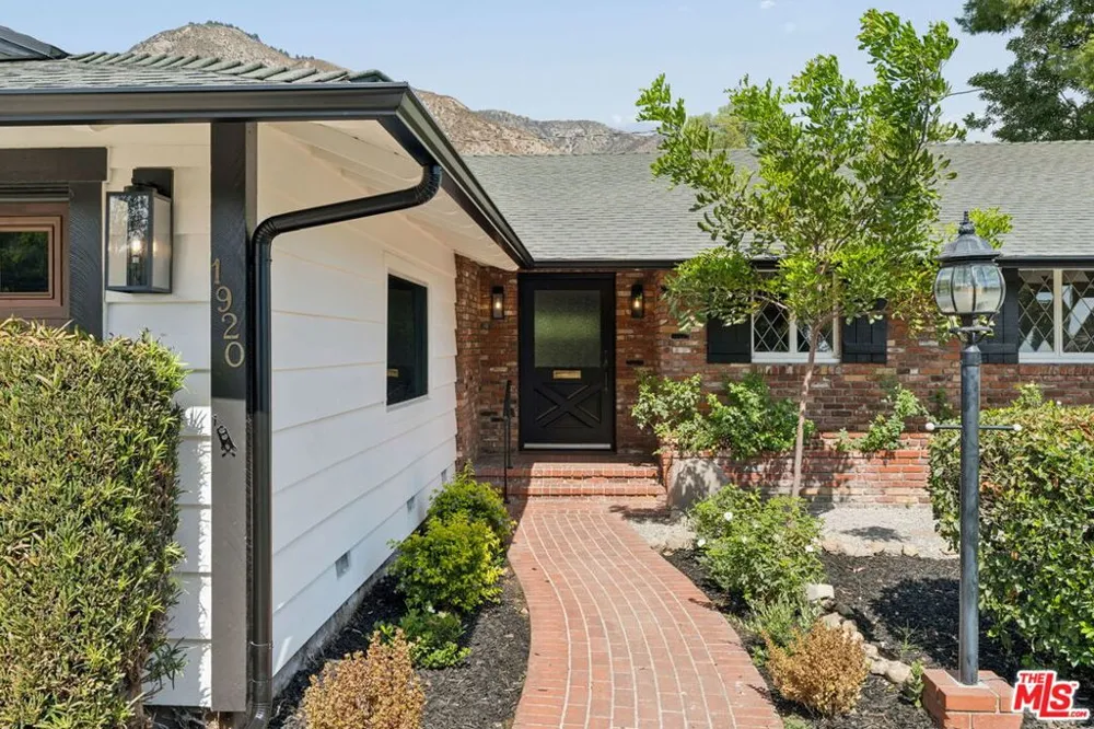 1920 Altadena Drive Pasadena, CA 91107