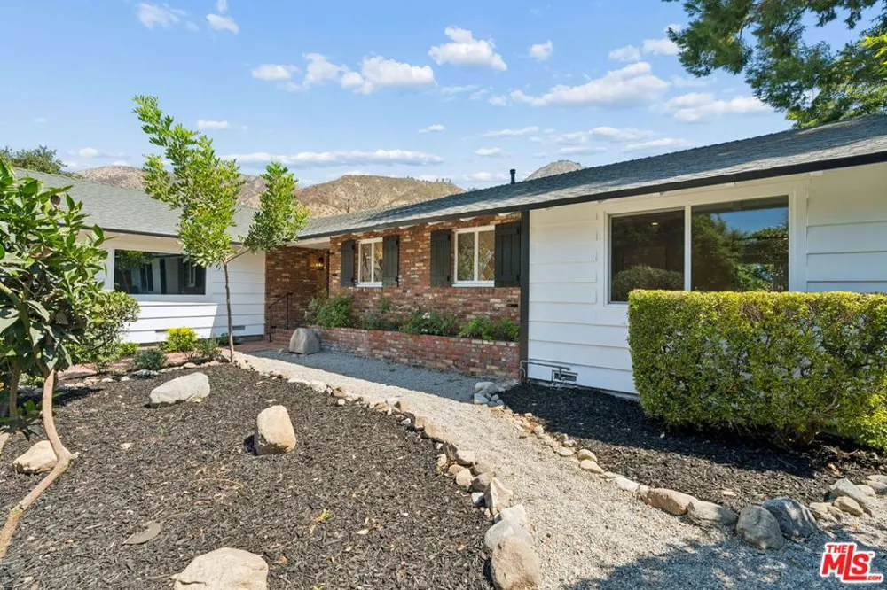 1920 Altadena Drive Pasadena, CA 91107