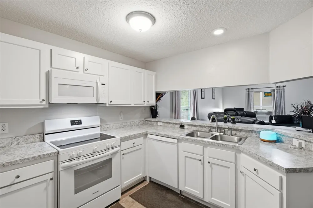 3203 DELEUIL AVENUE Tampa, FL 33610