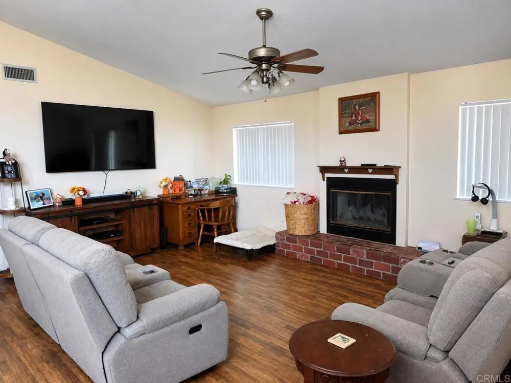 1422 E Fallbrook Street Fallbrook, CA 92028