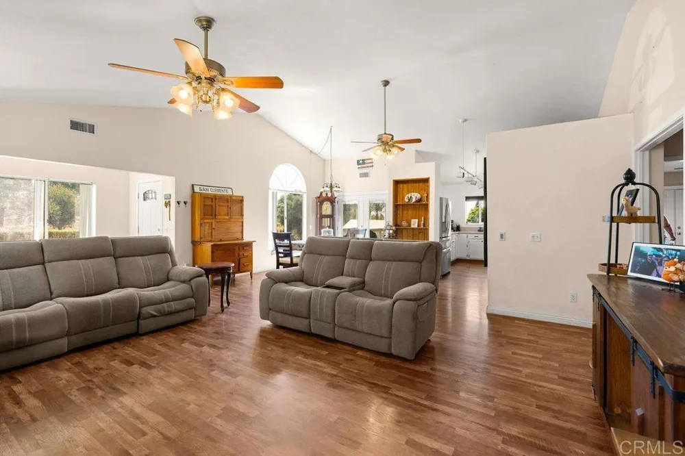 1422 E Fallbrook Street Fallbrook, CA 92028