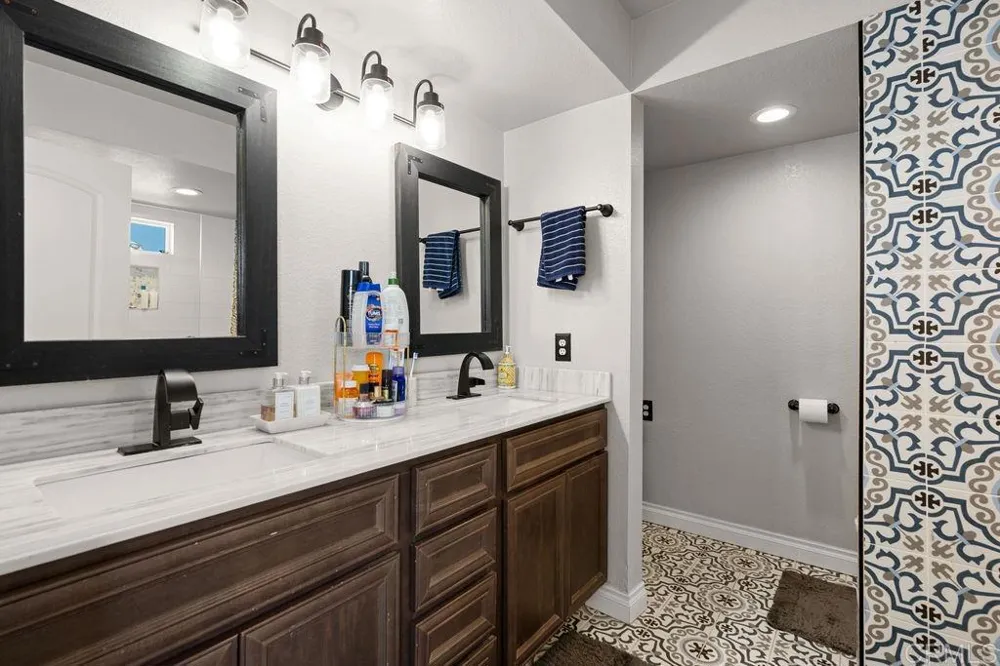 1422 E Fallbrook Street Fallbrook, CA 92028