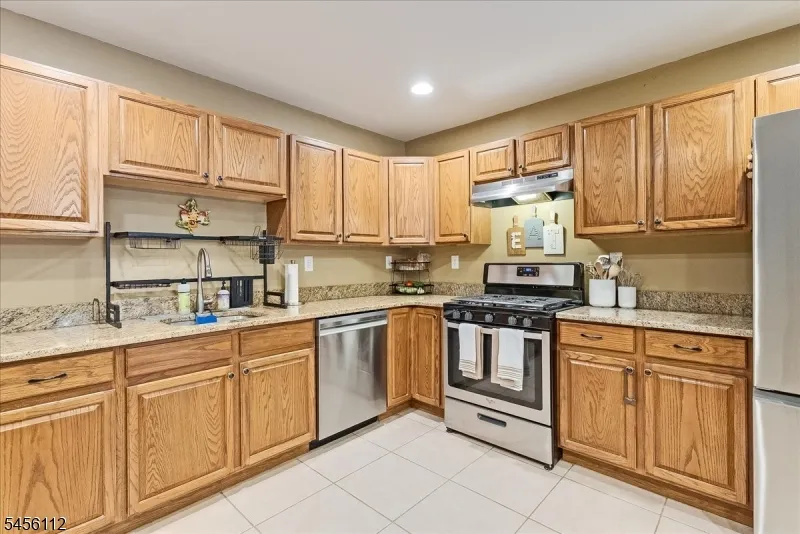 9 Ferndale Ln Hardyston, NJ 07419