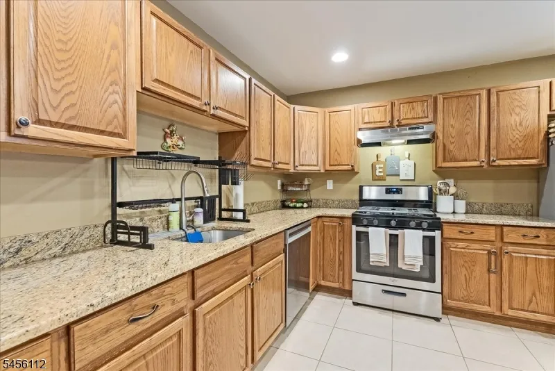 9 Ferndale Ln Hardyston, NJ 07419