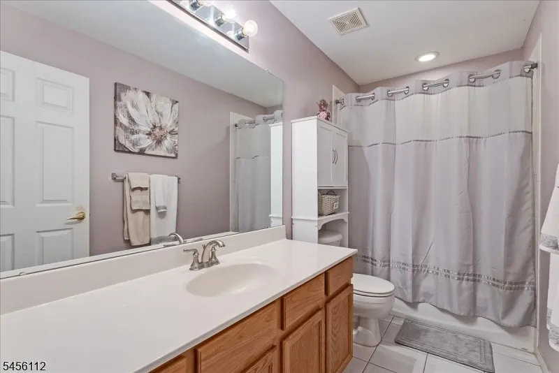 9 Ferndale Ln Hardyston, NJ 07419