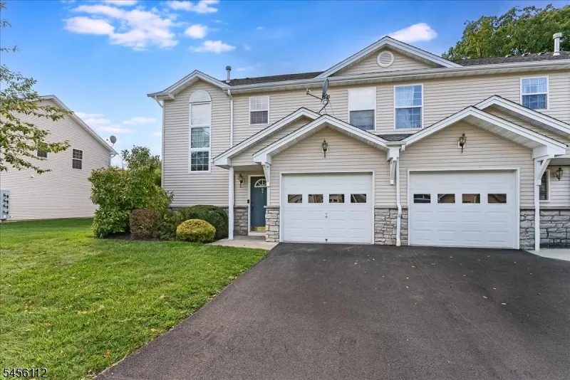9 Ferndale Ln Hardyston, NJ 07419