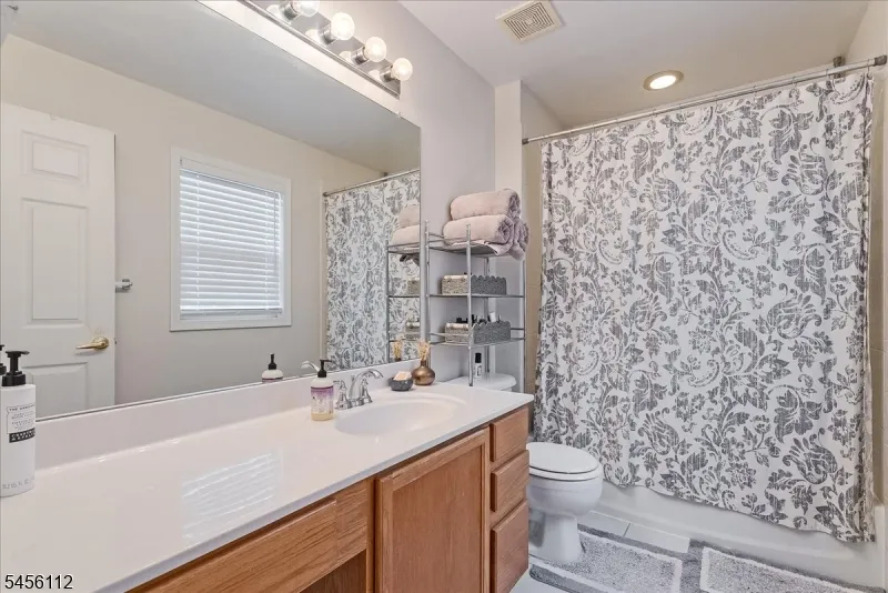 9 Ferndale Ln Hardyston, NJ 07419