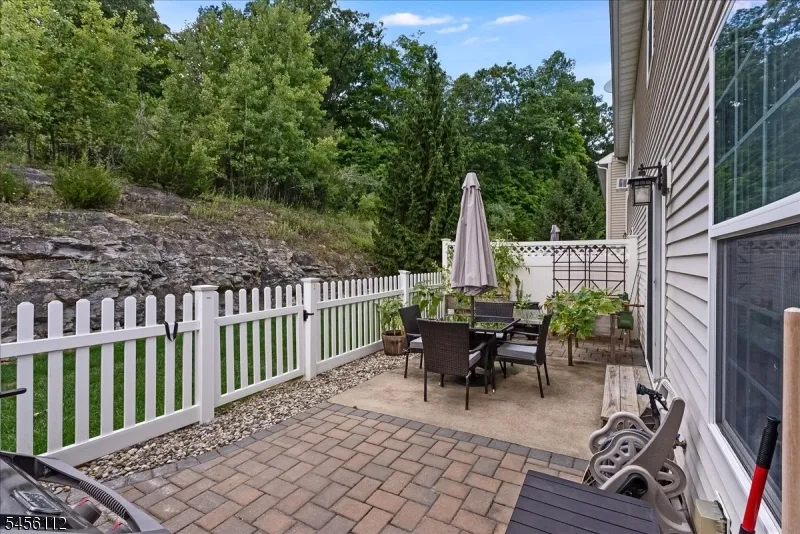 9 Ferndale Ln Hardyston, NJ 07419