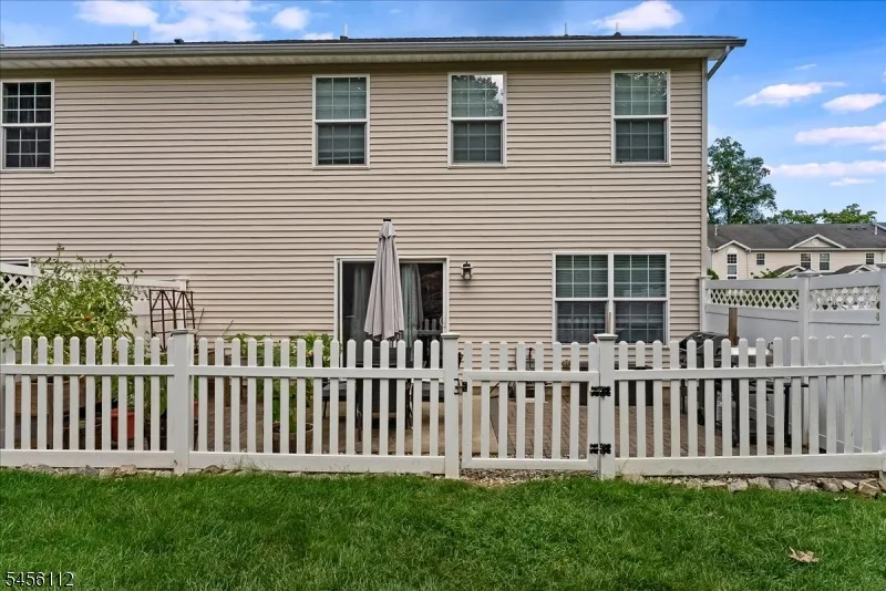 9 Ferndale Ln Hardyston, NJ 07419