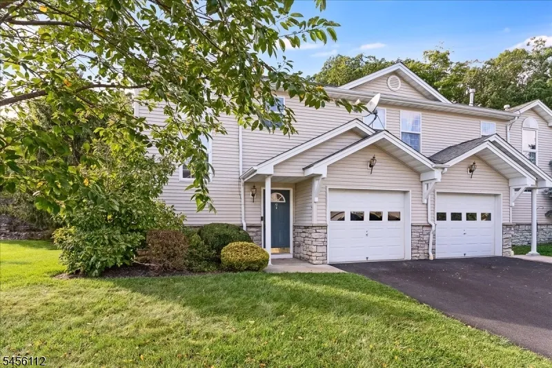 9 Ferndale Ln Hardyston, NJ 07419