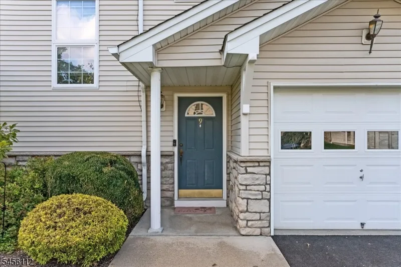 9 Ferndale Ln Hardyston, NJ 07419