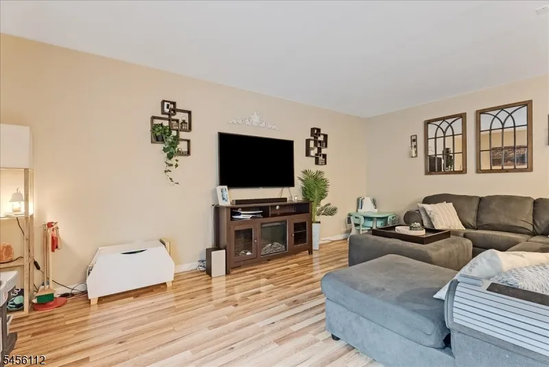 9 Ferndale Ln Hardyston, NJ 07419