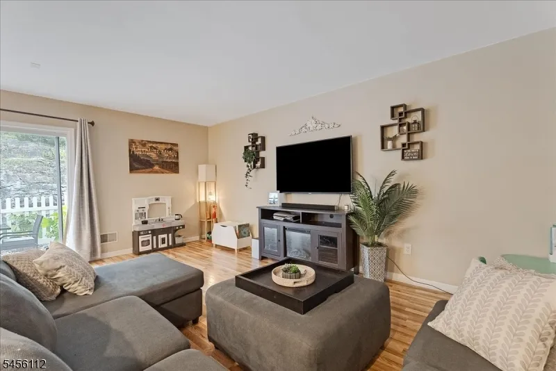 9 Ferndale Ln Hardyston, NJ 07419