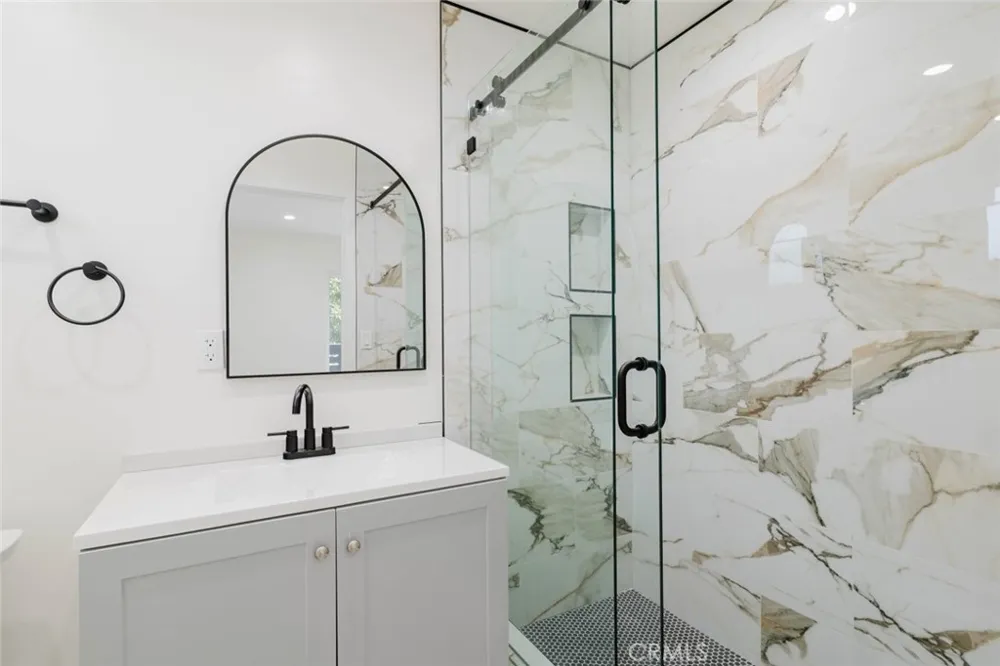 8839 Sophia Avenue North Hills, CA 91343