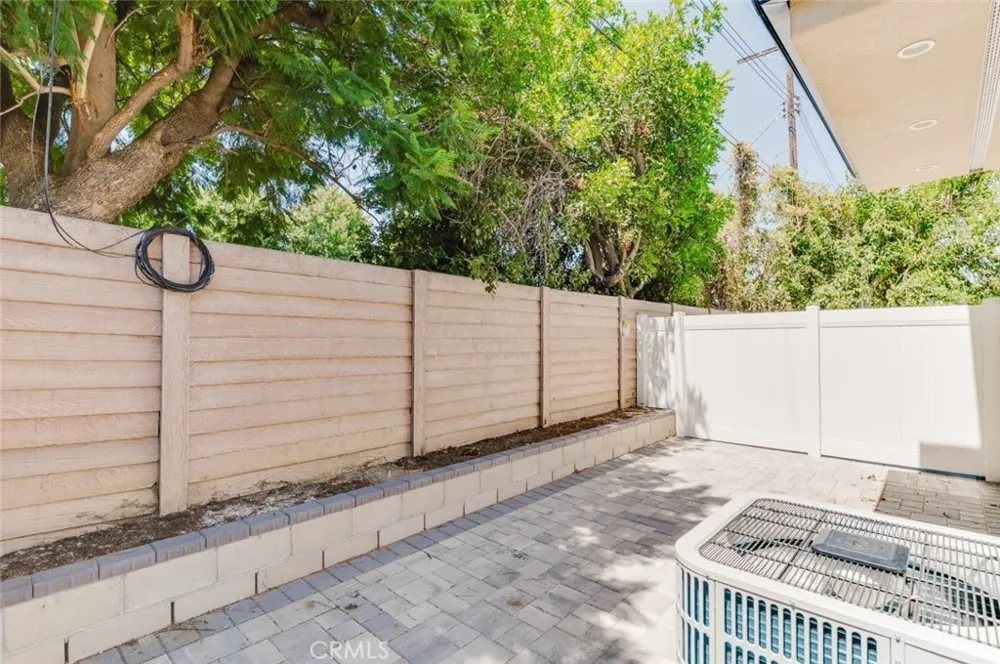 8839 Sophia Avenue North Hills, CA 91343