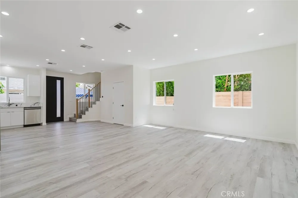 8839 Sophia Avenue North Hills, CA 91343