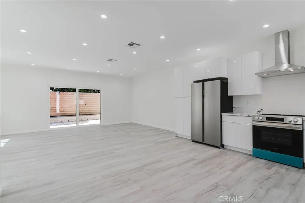 8839 Sophia Avenue North Hills, CA 91343