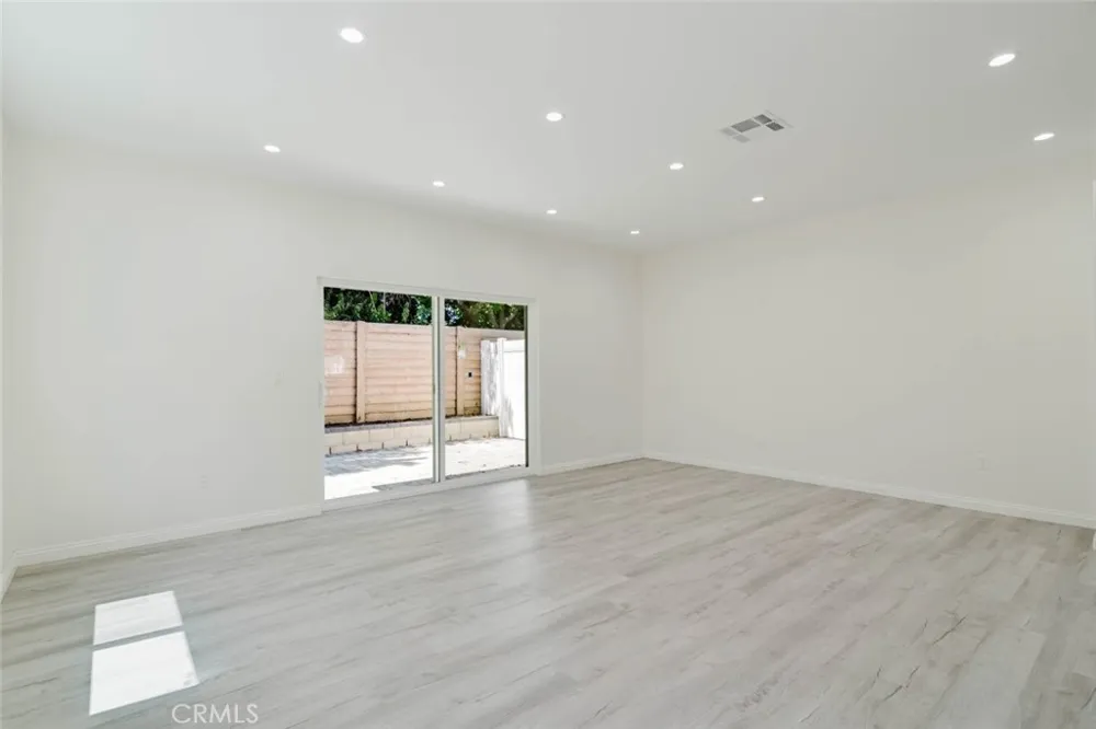 8839 Sophia Avenue North Hills, CA 91343