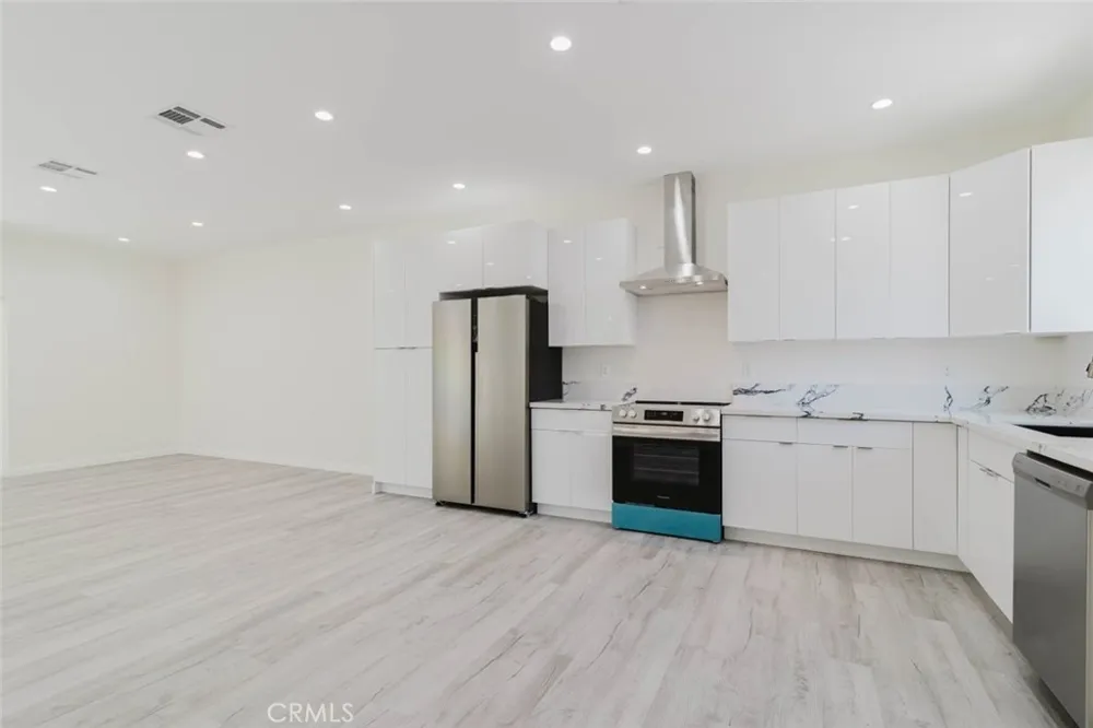 8839 Sophia Avenue North Hills, CA 91343