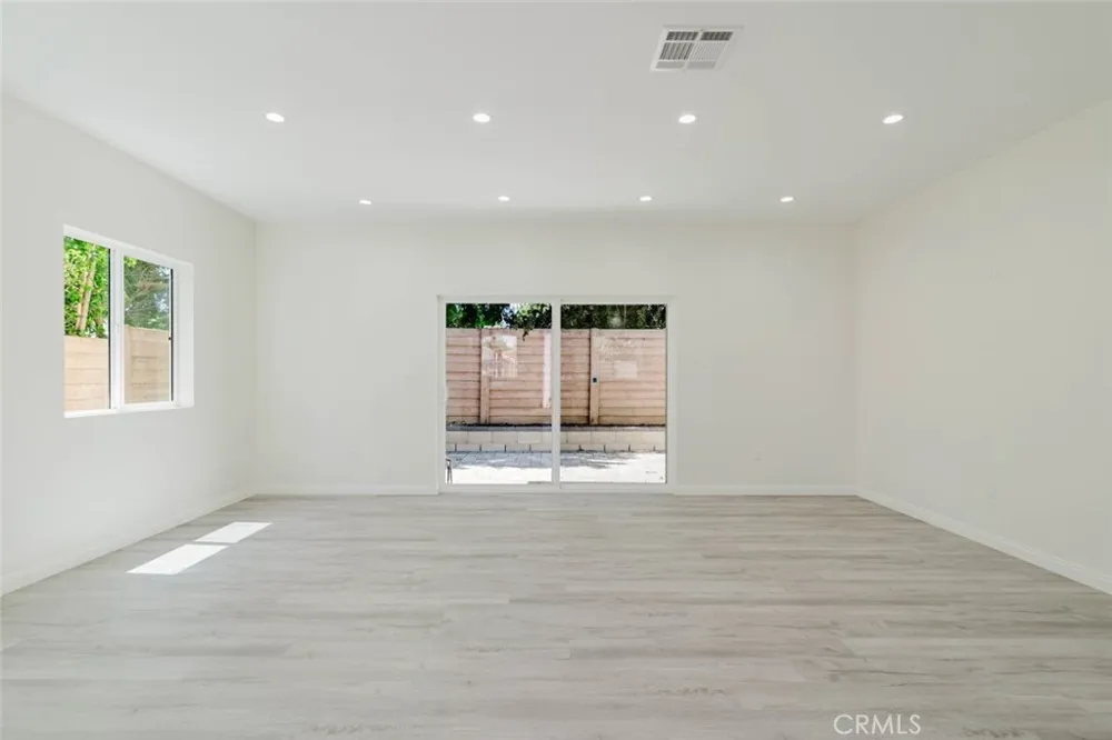 8839 Sophia Avenue North Hills, CA 91343