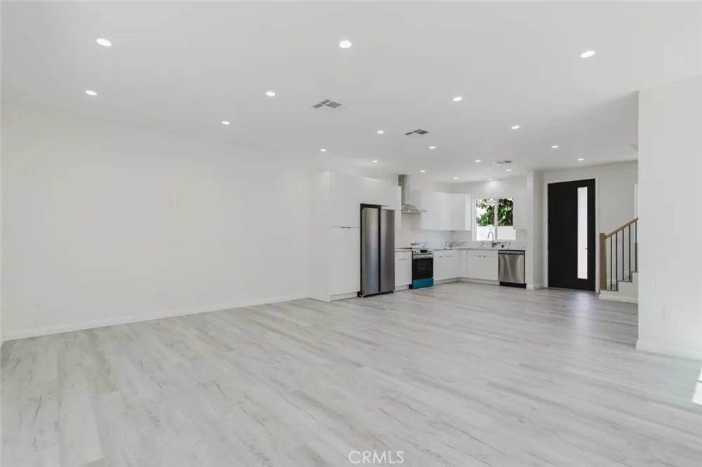 8839 Sophia Avenue North Hills, CA 91343