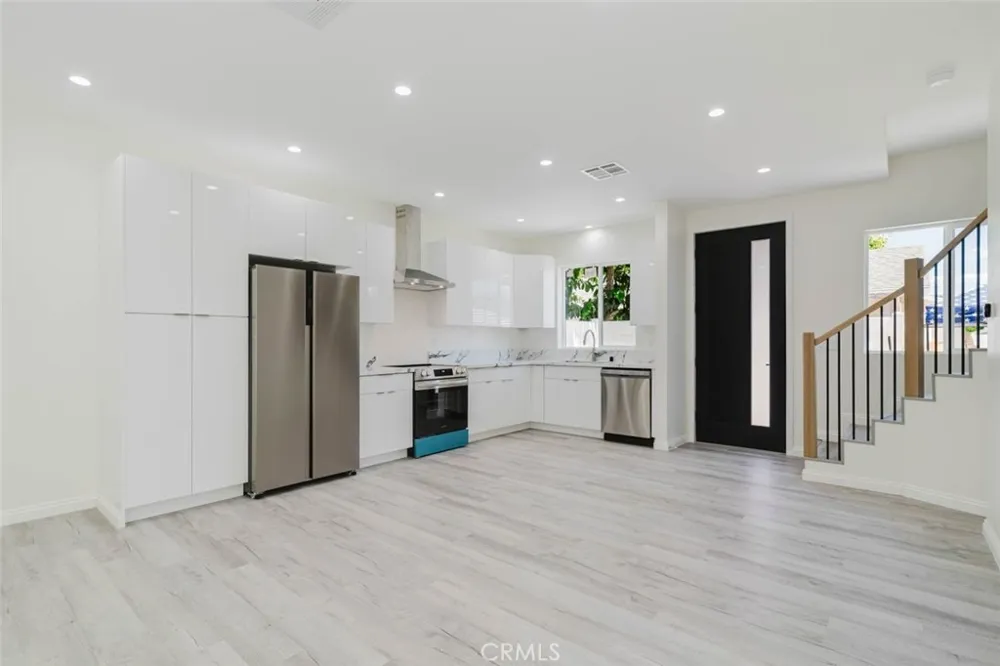 8839 Sophia Avenue North Hills, CA 91343