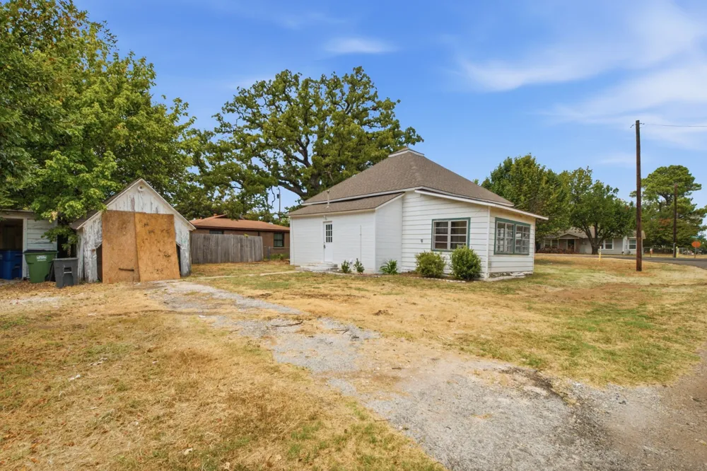 214 E Woodland Street Collinsville, TX 76233