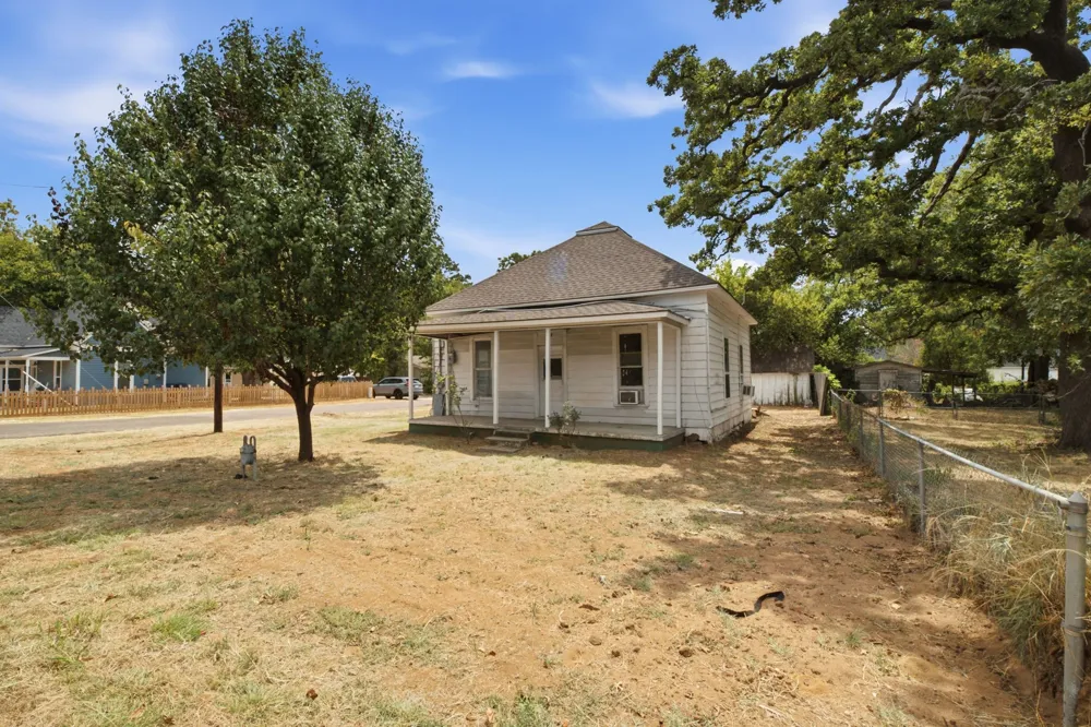 214 E Woodland Street Collinsville, TX 76233